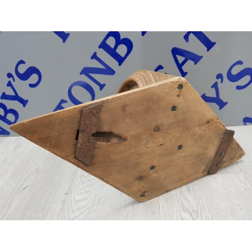 79 - PINE GOTHIC WALL BRACKET 49 X 25 CM