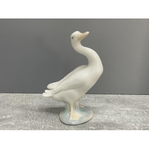 8 - LLADRO 4552 LITTLE GOOSE