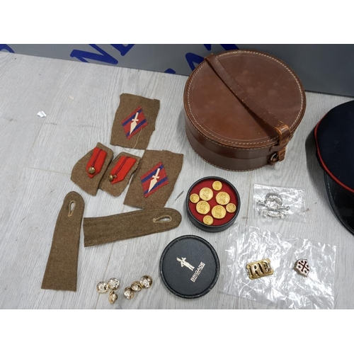 83 - COLLECTION OF MILITARY MEMORABILIA INCLUDING AUSTRALIAN OFFICERS HATS ROYAL QUEENSLAND REGIMENT, BAD... 