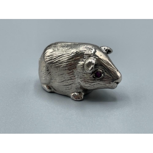 11 - Silver guinea pig figure with Ruby eyes 14.3g