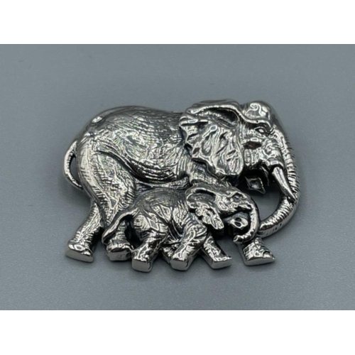 15 - Silver mother elephant and calf brooch 13.3g