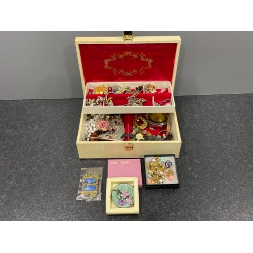 134 - Jewellery box with contents