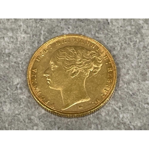 172 - 22ct gold 1885 Young head sovereign coin. Melbourne mint