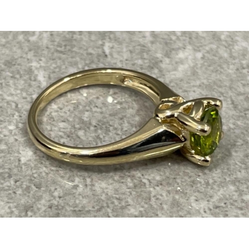 202 - Ladies 9ct gold Peridot ring. 4.2g size N