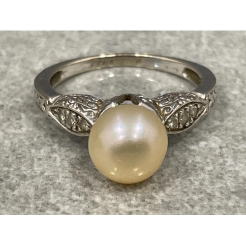 211 - Vintage 14ct white gold pearl diamond ring. Size N 3.3G