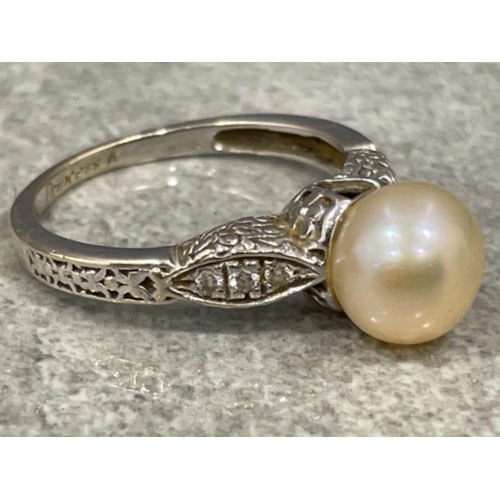 211 - Vintage 14ct white gold pearl diamond ring. Size N 3.3G