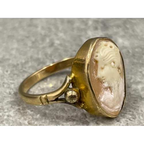 71 - 9ct gold cameo ring. 3.2g size P1/2