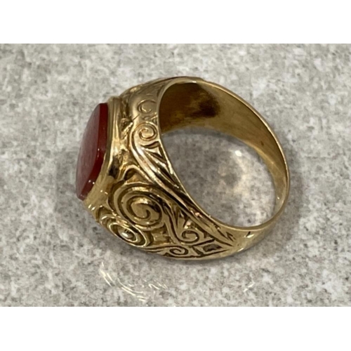 75 - Gents 9ct gold brown stone ring with engraved pattern on shoulders. 7.4g size P