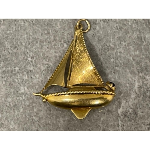 96 - 18ct gold sailing boat pendant set with sapphire cabochon 4.2g
