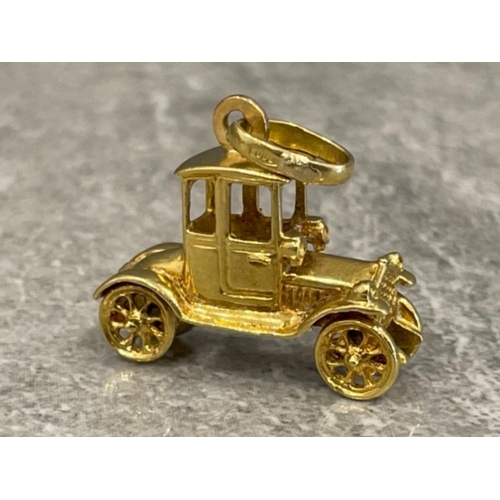 98 - 18ct gold Model T Ford car pendant/charm 6.2g