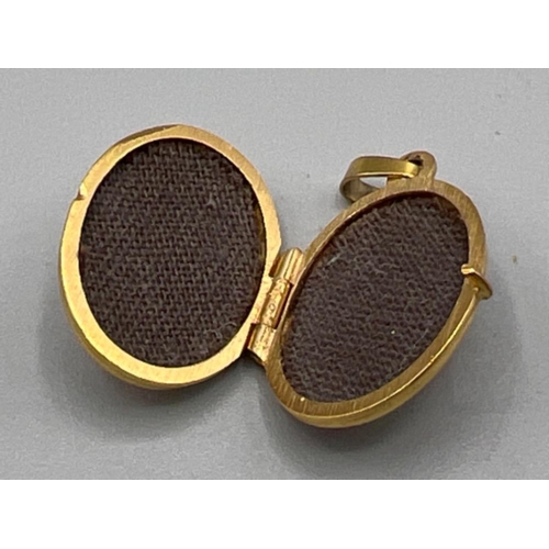 165 - 9ct gold fancy patterned oval locket. 2.1g