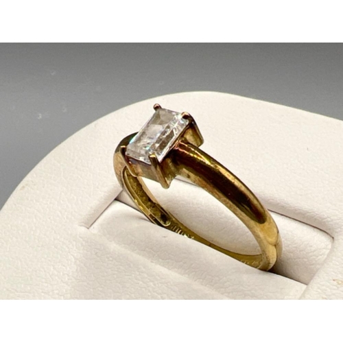 182 - 14ct white stone ring. Vgc size M 2.5g