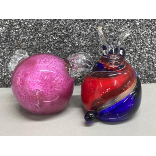 196 - 2x glass animal ornaments - pig & snail both part of the Juliana collection (objets d’art) both with... 