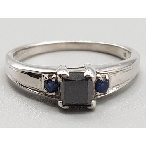 236 - Ladies 9ct yellow gold sapphire 3 stone ring, comprising of a princess cut stone, size N½, 2.5g gros... 