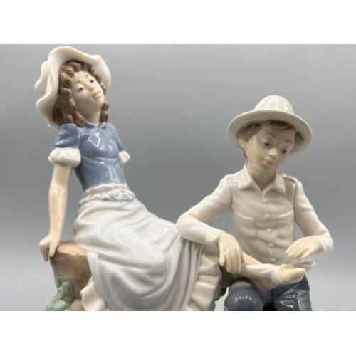 35 - Nao by Lladro 448 ‘bandaging foot’ in good condition