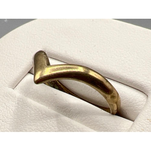 50 - 9ct gold wishbone ring. Size N 1.1g