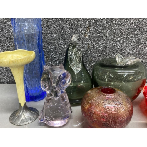 68 - 6 miscellaneous glass items includes Isle of Wight glass vase, whitefriars style vase and apple & pe... 