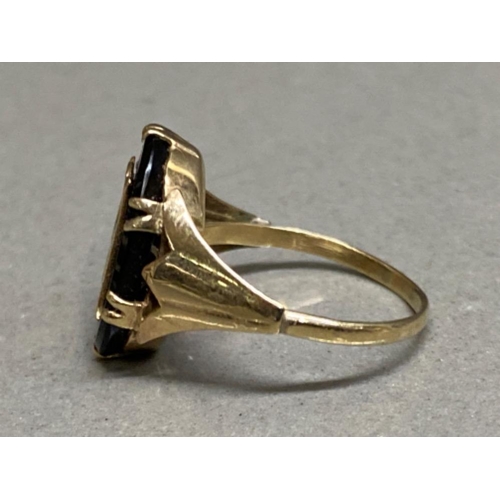 133 - 9ct yellow gold & onyx ring, size L½, 2.4g