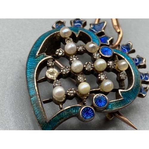 146 - Ladies Victorian ornate heart shaped stone set brooch, pearls, diamonds & blue stones set on the bro... 