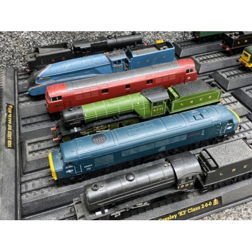 178 - Total of 14 model trains, all with stands