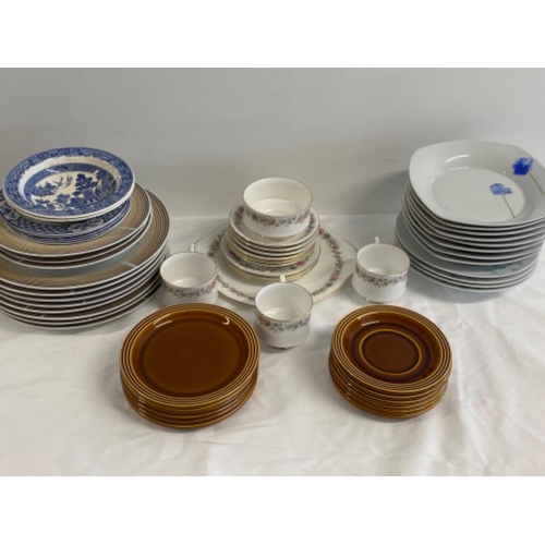 350 - Mixed lot of dinner ware includes part paragon (Belinda patter) & Hornsea plates etc