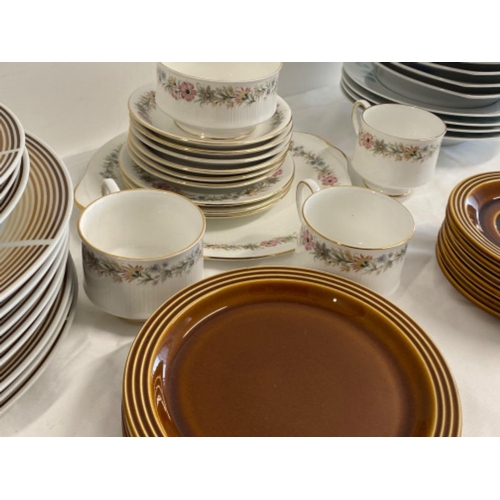 350 - Mixed lot of dinner ware includes part paragon (Belinda patter) & Hornsea plates etc