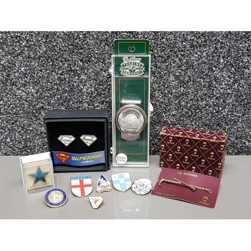 72 - Mixed lot containing vintage Stratton tie retainer, superman cufflinks, enamelled badges & novelty 