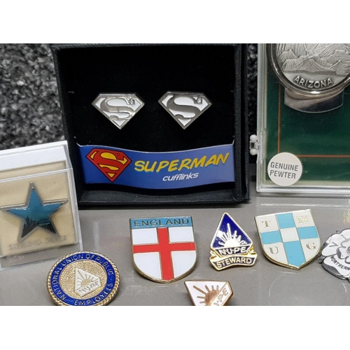 72 - Mixed lot containing vintage Stratton tie retainer, superman cufflinks, enamelled badges & novelty 