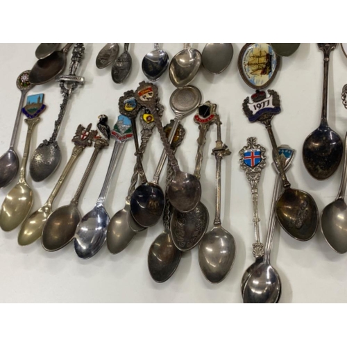 292 - Large quantity of crested spoons from around the world including Spanish 5 pesetas souvenir spoon et... 