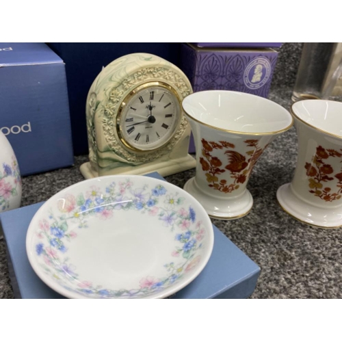 319 - 6x boxed Wedgwood China pieces together with a Aynsley mantle clock (also boxed)