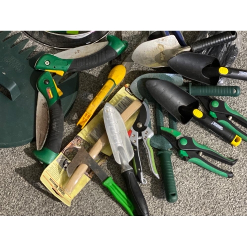 383 - Miscellaneous gardening tools