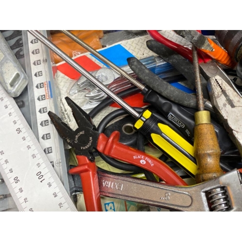 386 - Box of miscellaneous tools & accessories including Bosch power drill, screwdrivers & pliers etc