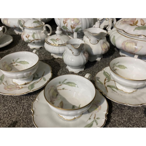 40 - A large 65 piece hutschenreuther bavaria germany sylvia patterned tea & dinnerware set