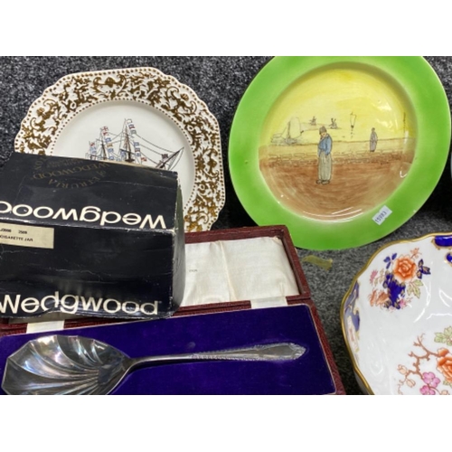 187 - Mixed lot to include Wedgwood Jasper ware & pair of large bowls plus a Royal Doulton plate etc