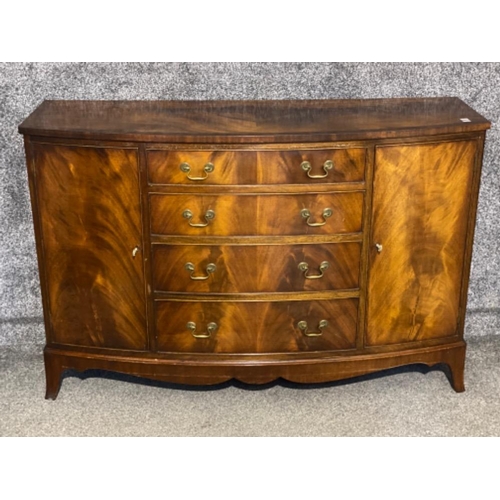 640 - Flame mahogany Low sideboard with keys - 130.5x45.5cm, Height 87cm