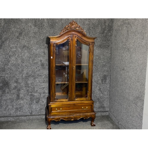 643 - Reproduction mahogany framed & double glazed door display cabinet with claw & ball feet, (fitted wit... 