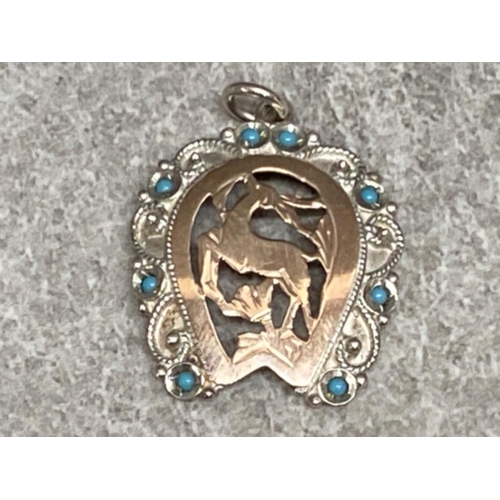 465 - Silver, gold & turquoise horse shoe pendant 4.9g gross