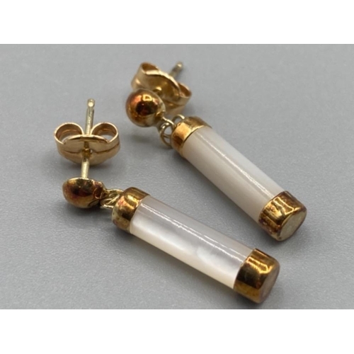 105 - Ladies 14ct yellow gold mother of pearl drop earrings 1.9g gross