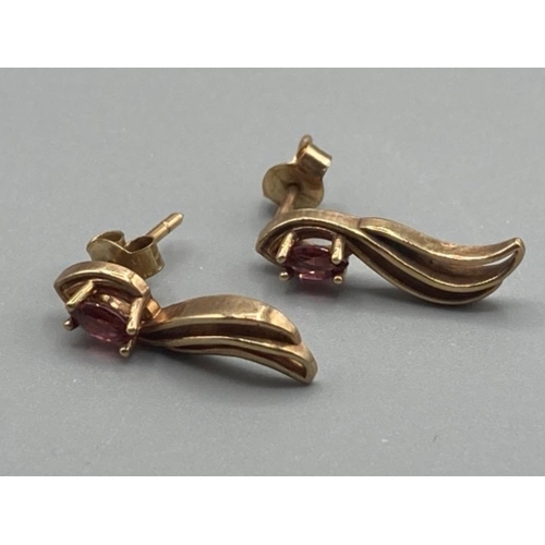 112 - Ladies 9ct yellow gold and garnet drop earrings 2.4g gross