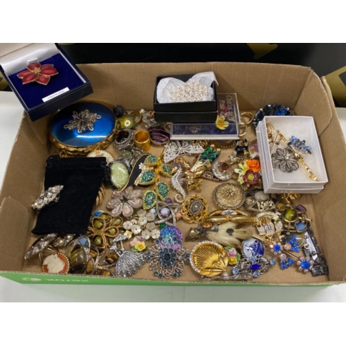 160 - Box of miscellaneous costume jewellery brooches