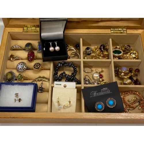 161 - Wooden jewellery box containing mainly costume jewellery clip on earrings, also includes a silver Mu... 