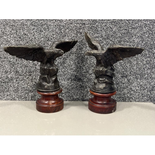 210 - Pair of cast metal Eagles on plinths (26cm)