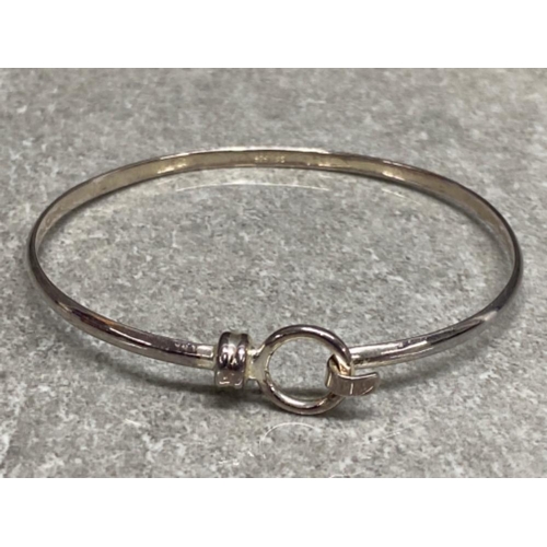 263 - Silver bangle with clip fitting, 7.3G