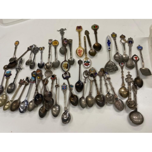 292 - Large quantity of crested spoons from around the world including Spanish 5 pesetas souvenir spoon et... 