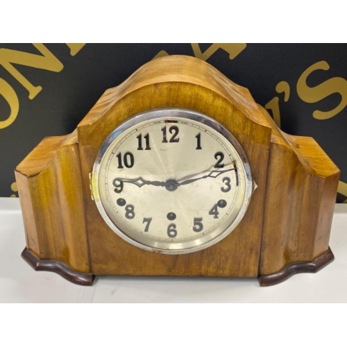 302 - Vintage Mahogany mantle clock with pendulum & 2x keys