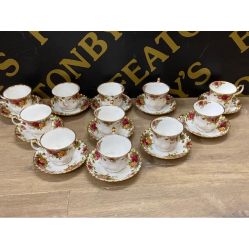 311 - 11x Royal Albert ‘Old Country Roses’ tea cups & saucers