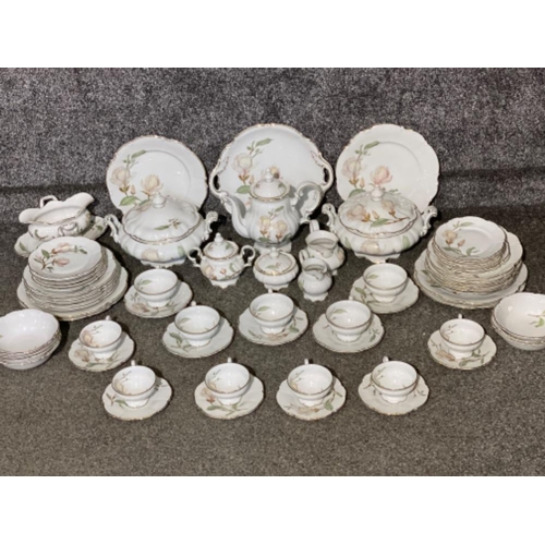 40 - A large 65 piece hutschenreuther bavaria germany sylvia patterned tea & dinnerware set