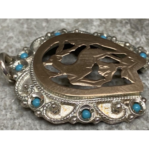 465 - Silver, gold & turquoise horse shoe pendant 4.9g gross