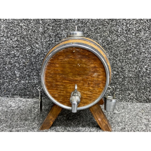 470 - Table top ornamental Wooden brandy barrel, 19x21.5cm