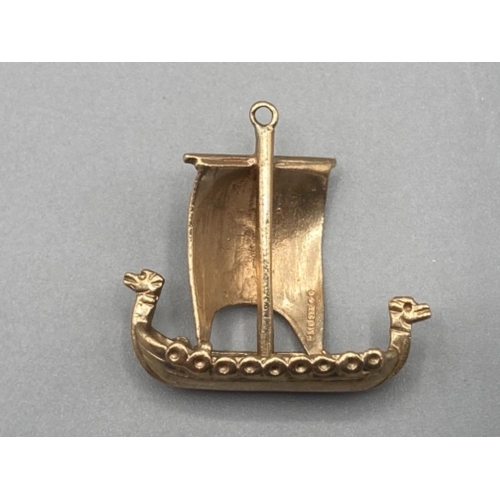 492 - 9ct gold Viking ship charm 3g